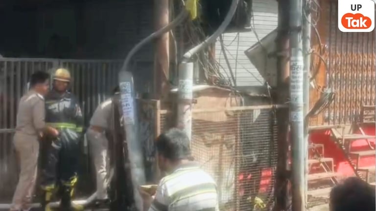 Mathura Fire Incident: मथुरा में ट्रांसफार्मर में लगी भीषण आग, बंदर के चलते हुआ शॉर्ट सर्किट, मचा हड़कंप UP Tak
