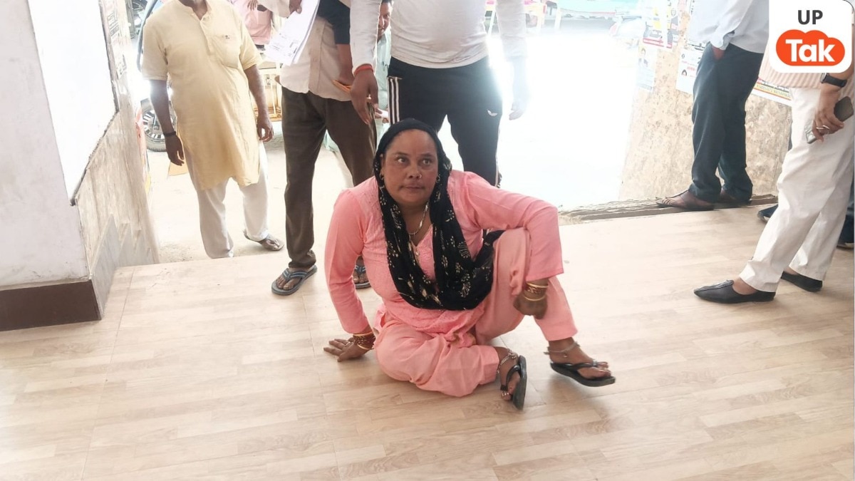 Bareilly News: एक साल से भटक रही दिव्यांग विधवा, पति की जमीन पर विरासत दर्ज कराने के लिए सांसद Chhatrapal Singh Gangwar से लगाई गुहार, प्रशासन पर लापरवाही का आरोप