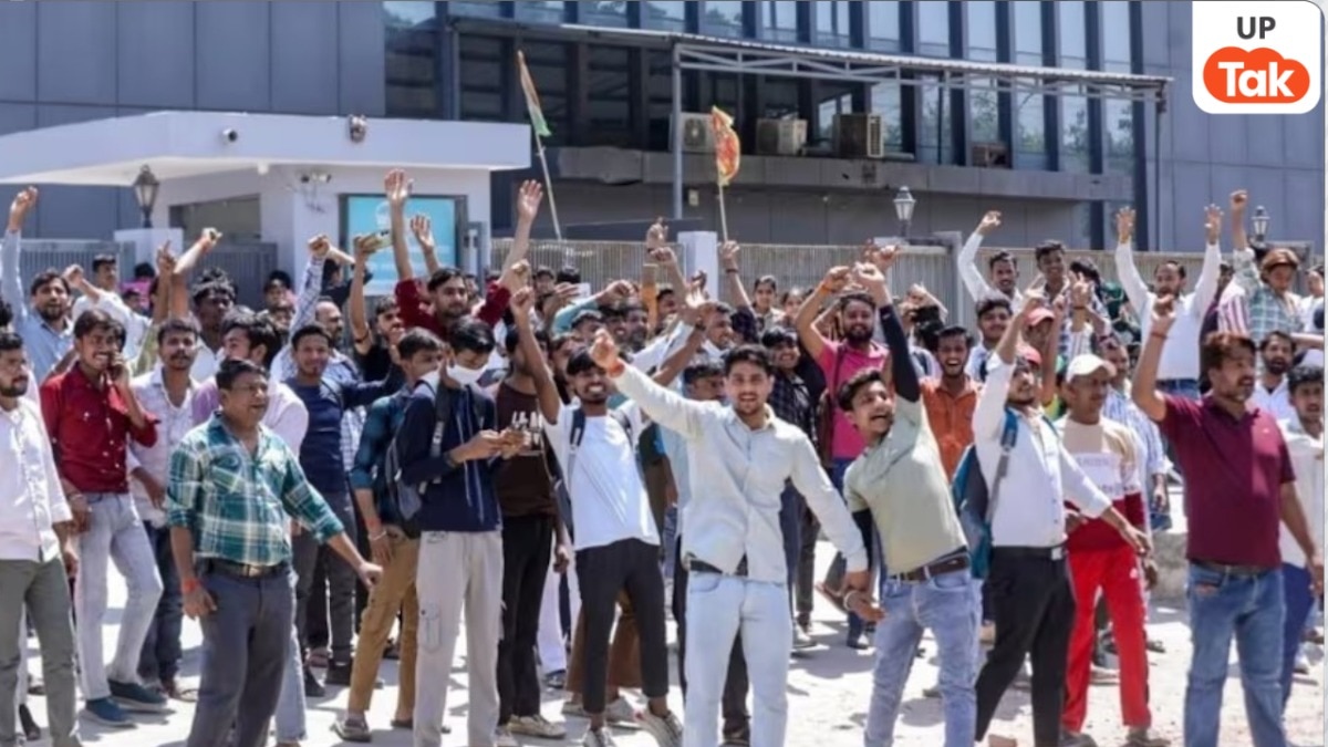 noida salary protest, noida employee protest, salary hike, wages, yogi government, yogi adityanatha, cm yogi, yogi, employee agitation, road jam Noida, stone pelting, car set on fire, Noida Phase-2 violence, noida police