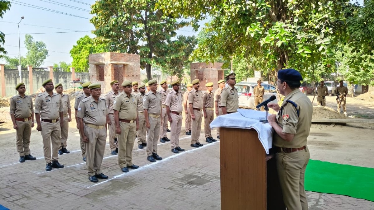 Ballia Fire Service Day: बलिया में अग्निशमन सेवा दिवस पर निकाली गई जागरूकता रैली, एसपी ने दिखाई हरी झंडी