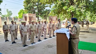 Ballia Fire Service Day: बलिया में अग्निशमन सेवा दिवस पर निकाली गई जागरूकता रैली, एसपी ने दिखाई हरी झंडी Ballia News