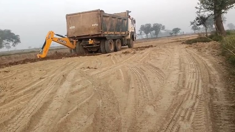 Mathura Illegal Mining: मथुरा में रात के अंधेरे में मिट्टी माफिया का खेल जारी, शिकायतों के बावजूद कार्रवाई शून्य, ग्रामीणों में आक्रोश Mathura Illegal Mining