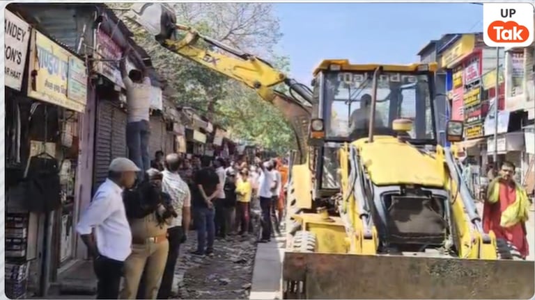 मथुरा में अतिक्रमण पर नगर निगम की बड़ी कार्रवाई, विकास मार्केट में गंदगी उजागर, संचालकों को सख्त चेतावनी Mathura News