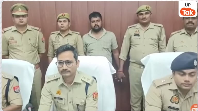 चंदौली में सिपाही सत्येंद्र यादव की इस गलत करतूत का पता चलते ही SP आकाश पटेल ने कर लिया गिरफ्तार Chandauli News