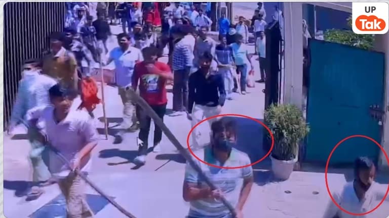 नोएडा में मजदूरों का प्रदर्शन सोची समझी साजिश थी ? मिर्च पाउडर वाला वॉट्सऐप चैट देखते ही एक्टिव हुई पुलिस Noida Protest