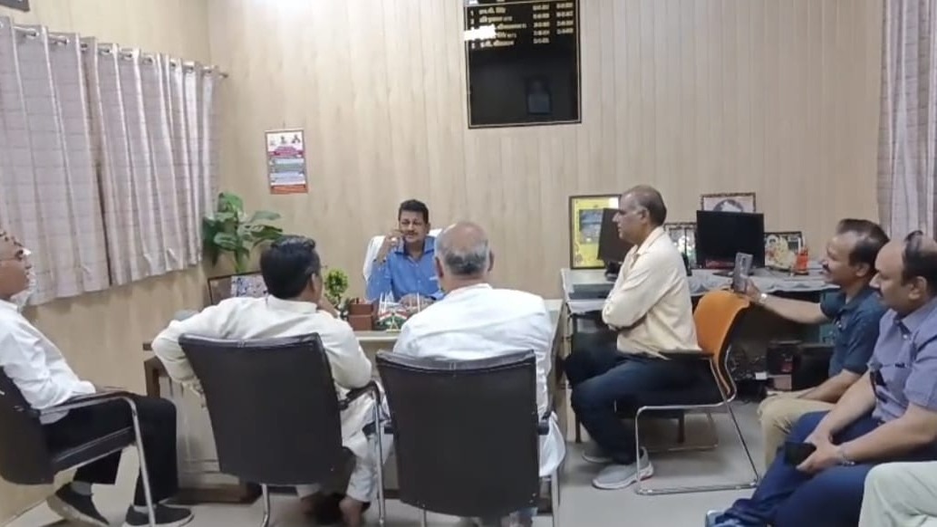 Mathura News: मथुरा जंक्शन पर यात्रियों से खाने-पीने में भारी लूट, औचक निरीक्षण में खुली कैंटीन संचालकों की मनमानी Mathura News