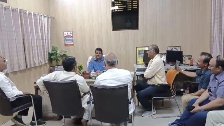 Mathura News: मथुरा जंक्शन पर यात्रियों से खाने-पीने में भारी लूट, औचक निरीक्षण में खुली कैंटीन संचालकों की मनमानी Mathura News