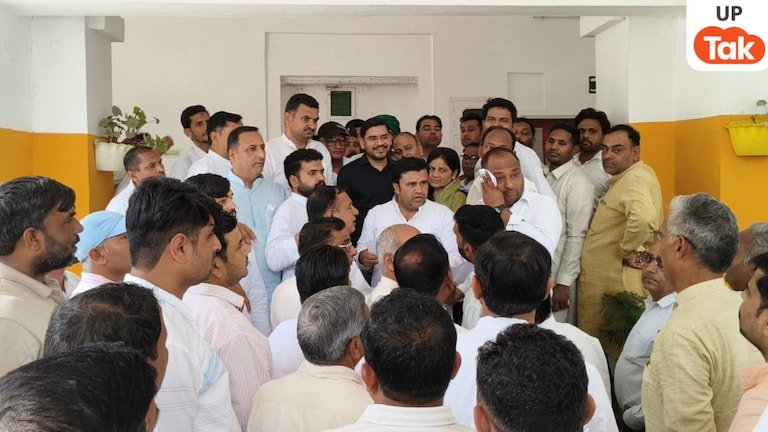 Saharanpur Protest: पंचायत कार्यकाल बढ़ाने की मांग तेज, सहारनपुर में प्रधानों का बड़ा प्रदर्शन, प्रशासन को सौंपा ज्ञापन UP Tak