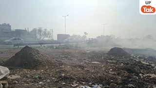 Mathura garbage fire: हाईवे किनारे कचरे के ढेर में 4 दिन से सुलगती आग, धुएं और बदबू से लोगों का जीना हुआ मुश्किल UP Tak