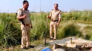 बलिया में पुलिस का बड़ा एक्शन, घाघरा किनारे 15000 लीटर अवैध लहन और शराब भट्टियां किया नष्ट Ballia News