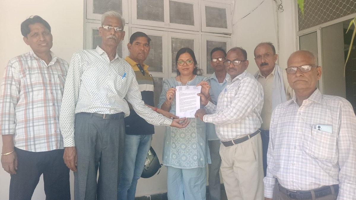 Sitapur Protest: सीतापुर में आजाद अधिकार सेना का प्रदर्शन: शिक्षा-स्वास्थ्य पर बढ़े खर्च और शहीद चन्द्र भाल मिश्र की जन्मस्थली पर स्मारक निर्माण की मांग