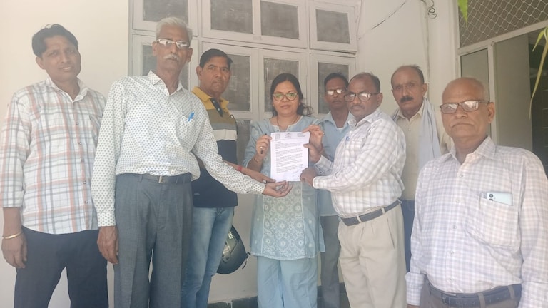 Sitapur Protest: सीतापुर में आजाद अधिकार सेना का प्रदर्शन: शिक्षा-स्वास्थ्य पर बढ़े खर्च और शहीद चन्द्र भाल मिश्र की जन्मस्थली पर स्मारक निर्माण की मांग UP Tak