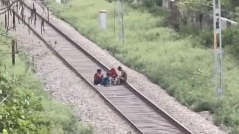 Raebareli viral video: मौत की पटरी पर 'पिकनिक'! मासूम बच्चों और महिलाओं को लेकर बीच ट्रैक पर जा बैठा युवक, रोंगटे खड़े कर देगा ये वायरल वीडियो Raebareli viral video