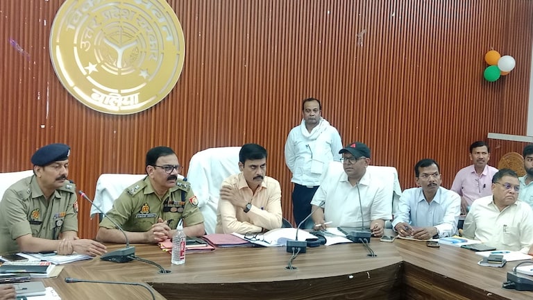 बलिया में होमगार्ड भर्ती परीक्षा की तैयारियां तेज, डीएम-एसपी ने अधिकारियों संग की समीक्षा बैठक; 15 केंद्रों पर 38 हजार अभ्यर्थी होंगे शामिल Ballia Homeguard Exam 2026