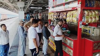 Mathura News: सफाई और गुणवत्ता पर रेलवे का कड़ा रुख, मथुरा जंक्शन पर औचक निरीक्षण, कैंटीनों में खामियां मिलने पर चेतावनी Mathura News