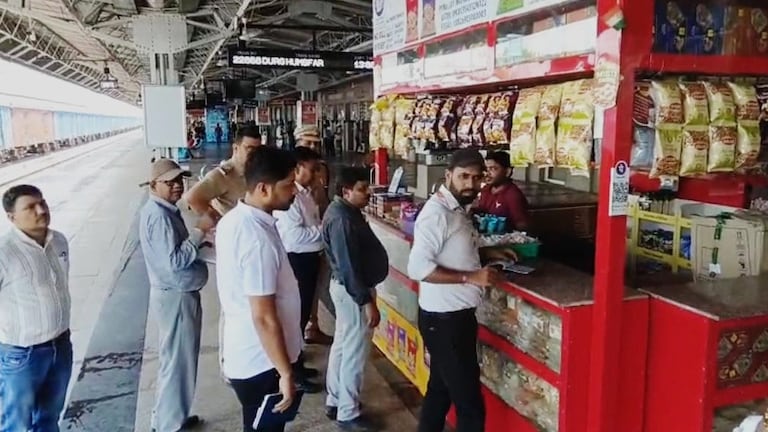 Mathura News: सफाई और गुणवत्ता पर रेलवे का कड़ा रुख, मथुरा जंक्शन पर औचक निरीक्षण, कैंटीनों में खामियां मिलने पर चेतावनी Mathura News