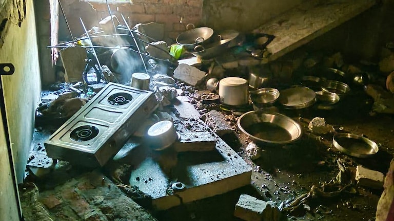 Raebareli Accident News: रायबरेली के घीसीगढ़ में गैस सिलेंडर फटा, धमाके से दहल उठा गांव; मलबे के बीच सुरक्षित मिले दंपती Raebareli News