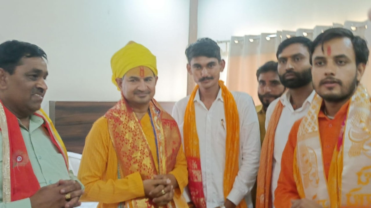 मथुरा में सार्वजनिक स्थान पर नमाज को लेकर विवाद, संतों ने जताई नाराज़गी, कार्रवाई की मांग