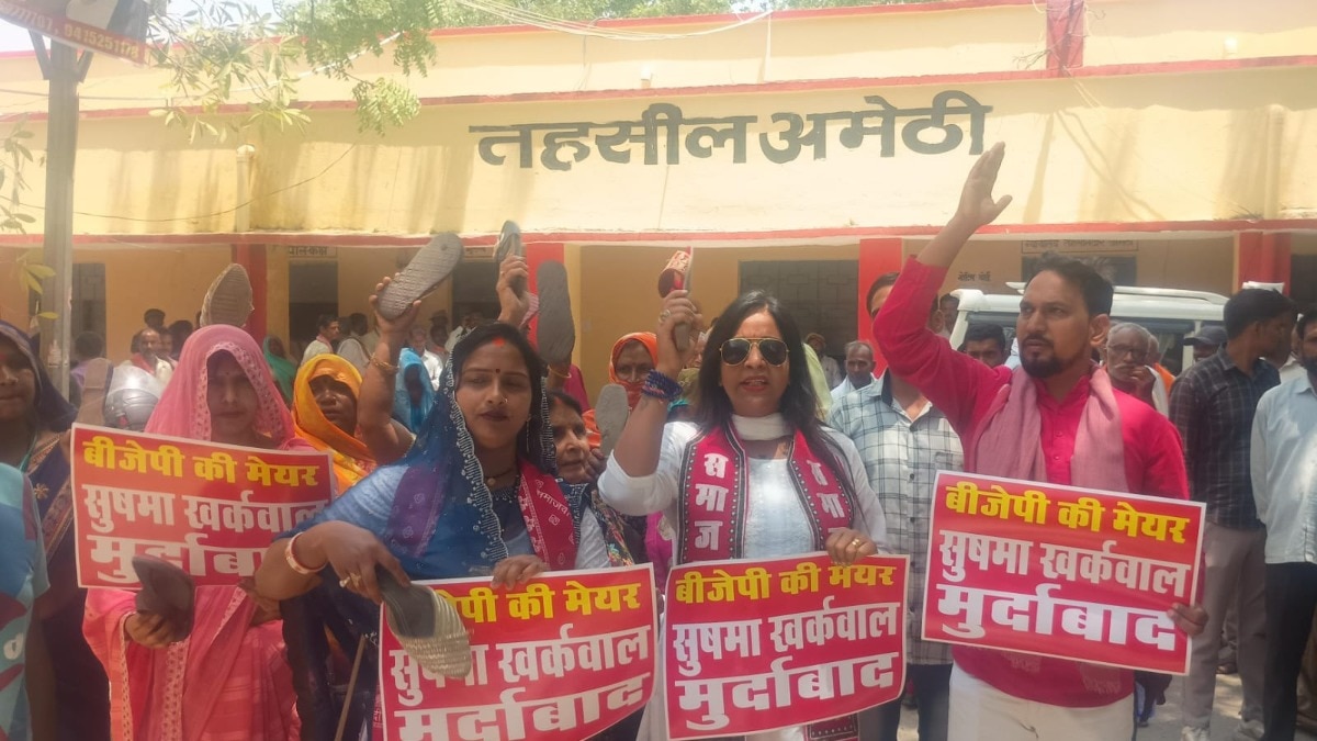 अखिलेश यादव की मां पर टिप्पणी से बवाल, अमेठी में सपा महिला सभा का चप्पल प्रदर्शन, सख्त कार्रवाई की मांग