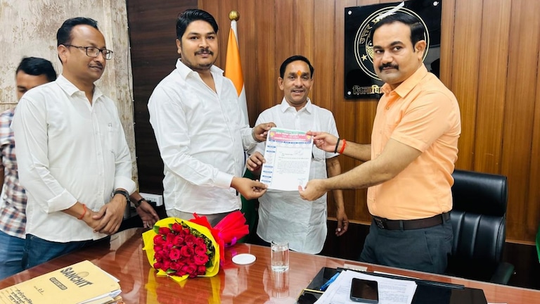 अमेठी में 26 किलोमीटर दूर से गैस सिलेंडर लाने को मजबूर लोग, कारोबार पर पड़ रहा असर, व्यापार मंडल ने सौंपा ज्ञापन Amethi News