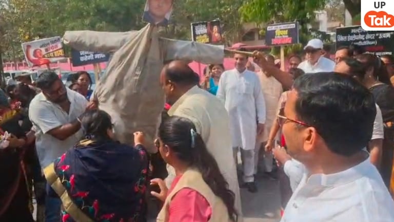 BJP की महिला विधायक अनुपमा जायसवाल फूंक रहीं थी अखिलेश यादव का पुतला, अचानक जो हुआ, उससे मचा हड़कंप Anupama Jaiswal BJP MLA, Bahraich Effigy Blast, Akhilesh Yadav Effigy, Rahul Gandhi, Nari Shakti Vandan Abhiyan, Medical College Bahraich, UP Politics, अनुपमा जयसवाल बीजेपी विधायक