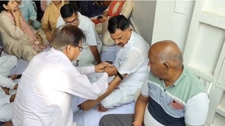 Sitapur News: गाजीपुर के पीड़ित परिवार से मिलने जा रहे थे कांग्रेस सांसद राकेश राठौर, सीतापुर में उनके साथ ये हुआ Sitapur News, Sitapur, Sitapur hindi news, Sitapur politics, up news