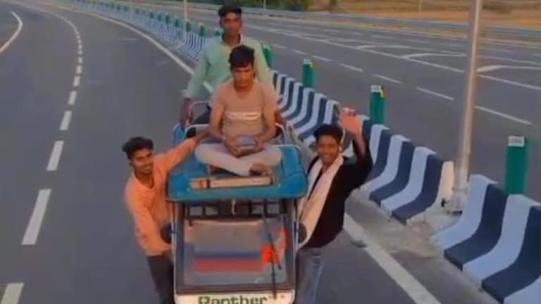 Raebareli Ganga expressway stunt रायबरेली में गंगा एक्सप्रेस-वे बना 'स्टंट का अखाड़ा', ई-रिक्शा की छत पर बैठकर रीलबाजी Raebareli,Raebareli news, Raebareli viral video, ganga expressway stunt Raebareli,e rickshaw stunt video