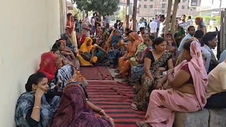 Mathura Labour Protest मथुरा में स्वीटी सुपारी फैक्ट्री के बाहर श्रमिकों का धरना, वेतन भेदभाव, बोनस गड़बड़ी और उत्पीड़न के आरोप mathura news, labour protest up, factory workers protest, wage discrimination india, bonus issue workers, up labour news