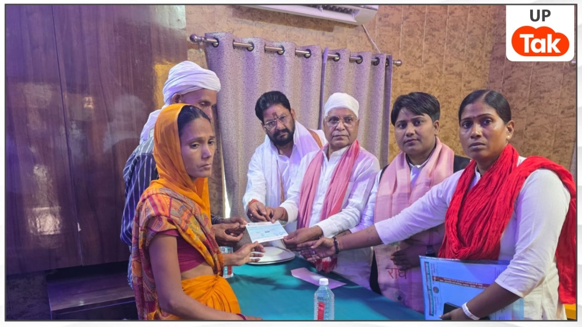 निश्वा विश्वकर्मा के परिजनों को सपा डेलिगेशन ने दिया 5 लाख का चेक