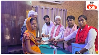 5 लाख का चेक सौंपने के बाद सपा डेलिगेशन ने पूछा- आप अखिलेश यादव से मिलना चाहते हैं? निशा विश्वकर्मा के माता-पिता ने दिया ये जवाब निश्वा विश्वकर्मा के परिजनों को सपा डेलिगेशन ने दिया 5 लाख का चेक