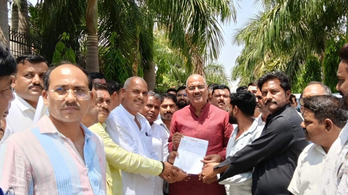 Amethi Panchayat News पंचायतों का कार्यकाल 1 वर्ष बढ़ाने की मांग को लेकर सड़कों पर उतरे प्रधान, मुख्यमंत्री के नाम सौंपा ज्ञापन