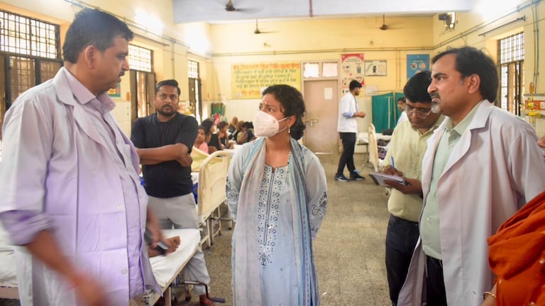 Gonda Health News अस्पताल में खामियों पर सख्त आयुक्त, खराब वेंटिलेटर तुरंत दुरुस्त करने के निर्देश gonda news, hospital inspection up, health facilities gonda, ventilator issue hospital, durga shakti nagpal