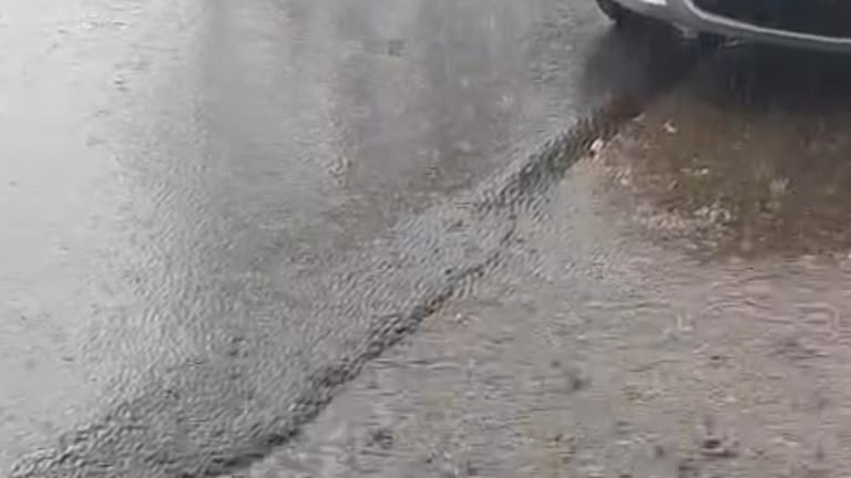 Amethi Weather Update अमेठी में अचानक बदला मौसम, शुरू हुई तेज बारिश-गिरे ओले, भीषण गर्मी से लोगो को मिली राहत Amethi