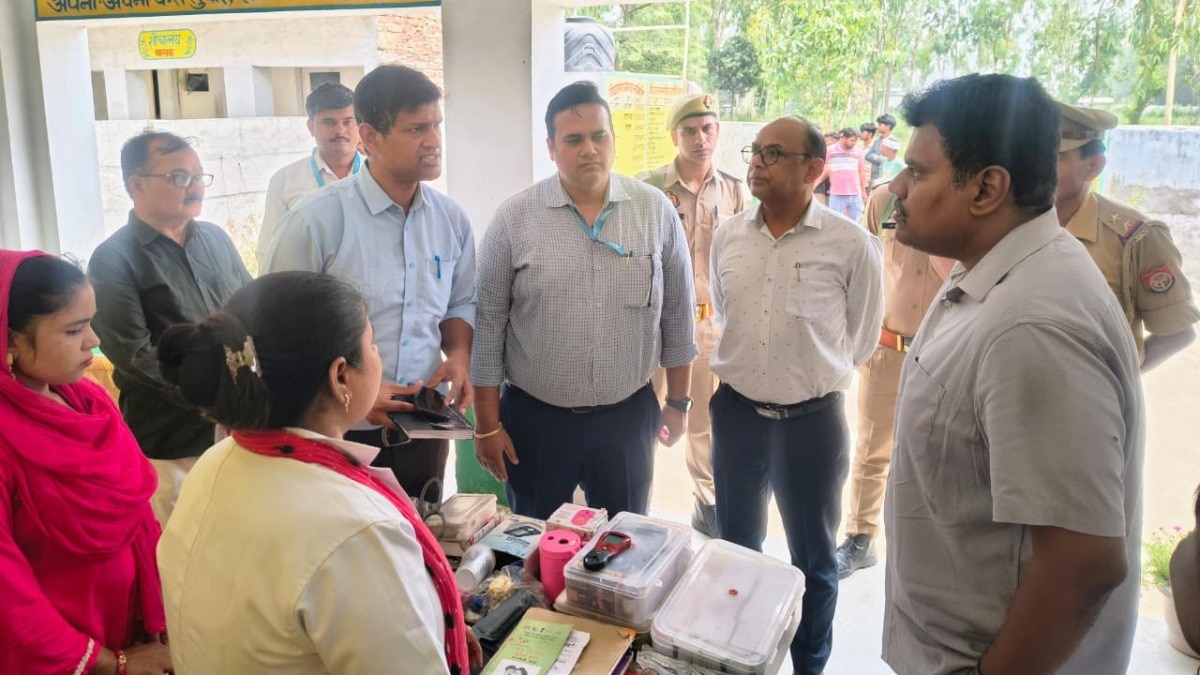 Sitapur, Sitapur news,sitapur dm inspection, primary school inspection up, anganwadi inspection news, hrp register update