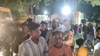 Mathura Power Cut Protest भीषण गर्मी में बिजली संकट से फूटा गुस्सा, सदर बाजार में रात 11:30 बजे लगा जाम, 2 घंटे सड़क पर उतरे लोग Mathura