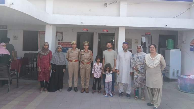 Saharanpur Police News: सहारनपुर पुलिस का सराहनीय काम, बिछड़ी दो मासूम बच्चियों को परिवार से मिलाया Saharanpur News