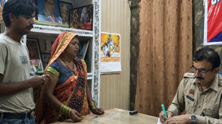 Mathura dalit woman assault: मथुरा में दलित महिला से मारपीट, क्षेत्राधिकार से मिली पीड़िता; सुरक्षा और कार्रवाई की मांग Mathura news