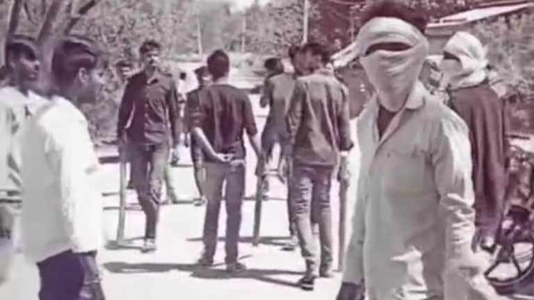 Raebareli Reel Case: रायबरेली में 'रील' के चक्कर में 'खलनायक' बनने का शौक: मुंह पर कपड़ा, हाथों में डंडे... दहशत फैलाने वाले रीलबाज अब पुलिस के रडार पर Raebareli Reel Case