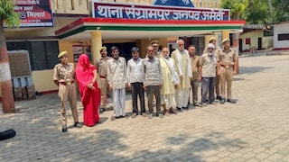 Amethi Police Action: अमेठी में पुलिस का बड़ा एक्शन: एक रात में महिला समेत 8 वारंटी गिरफ्तार, संग्रामपुर में चला सख्त अभियान Amethi News