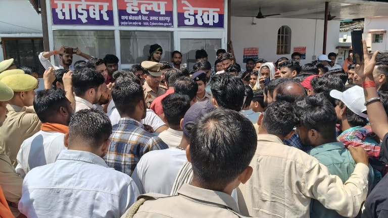 Saharanpur Breaking News: सहारनपुर बेहट थाने में VHP-बजरंग दल का जोरदार हंगामा, SI करण नागर पर कार्रवाई की मांग, 2 दिन का अल्टीमेटम Saharanpur News