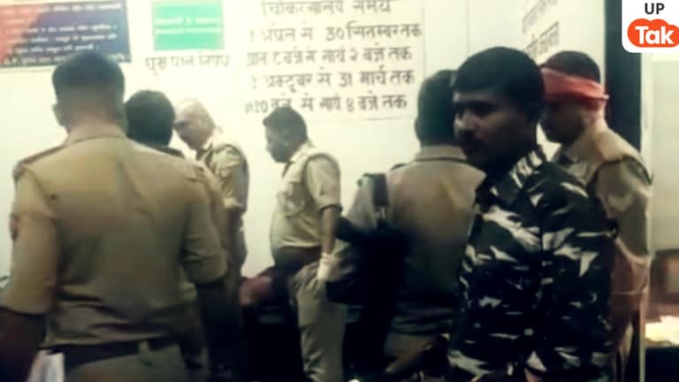 अंबेडकर नगर में घायल बाइक सवारों की मदद के लिए जमा थे लोग, तभी आई तेज रफ्तार कार और 8 परिवारों में मच गई चीख पुकार अंबेडकर नगर सड़क हादसा, यूपी रोड एक्सीडेंट, जलालपुर हादसा, अशरफपुर भुआ गांव, तेज रफ्तार कार हादसा, 8 लोगों की मौत, बाइक टक्कर दुर्घटना, यूपी ब्रेकिंग न्यूज़, Ambedkar Nagar road accident