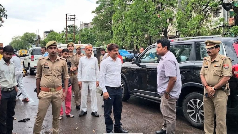 Sitapur News: सीतापुर में तूफानी बारिश का कहर, काशीराम कॉलोनी में पेड़ गिरा, DM खुद पहुंचे मौके पर Sitapur News