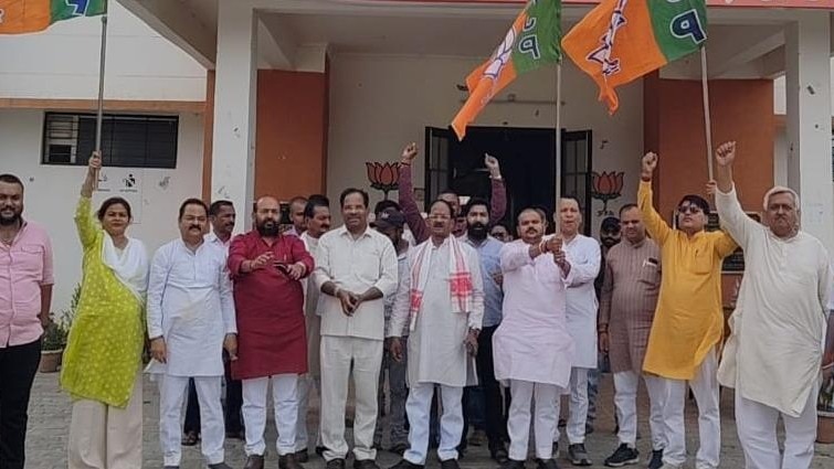 Assembly Election Results 2026: रायबरेली में BJP का जश्न, रुझानों में ‘कमल’ खिलते ही अटल भवन पर उड़ा केसरिया गुलाल, गूंजे जीत के नारे