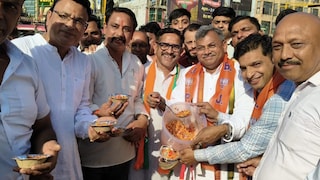 सहारनपुर: बंगाल में BJP की जीत पर घंटाघर में जश्न, कार्यकर्ताओं ने झालमुरी खिलाकर मनाई खुशी Saharanpur News