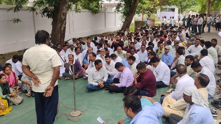 Ballia News: लेखपाल संघ का बड़ा आंदोलन, तहसील अध्यक्ष के तबादले पर बवाल, अनिश्चितकालीन धरना शुरू Ballia News