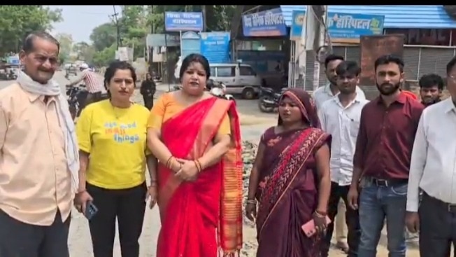 Raebareli Road Controversy: रायबरेली में 9 करोड़ की सड़क पर बवाल, सीवर चैंबर दबाने पर फूटा लोगों का गुस्सा, ठेकेदार पर भ्रष्टाचार के आरोप