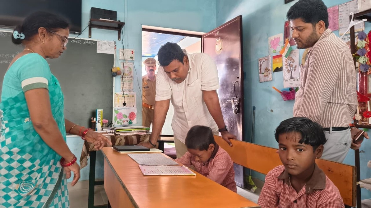 Sitapur DM Inspection: सीतापुर में डीएम का औचक निरीक्षण, स्वास्थ्य केंद्र व स्कूल में लापरवाही उजागर, कार्रवाई के कड़े निर्देश Sitapur News
