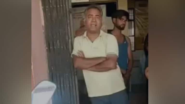 'डीएम-सीएम से नहीं डरते…' हाथरस के सरकारी डॉक्टर ने गुस्से में कह दी बड़ी बात, VIDEO वायरल होते ही मचा बवाल Hathras Doctor News