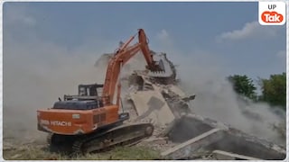 मुरादाबाद में मदरसे पर चला बुलडोजर, देखते ही देखते ढह गई पूरी इमारत, देखें VIDEO UP News