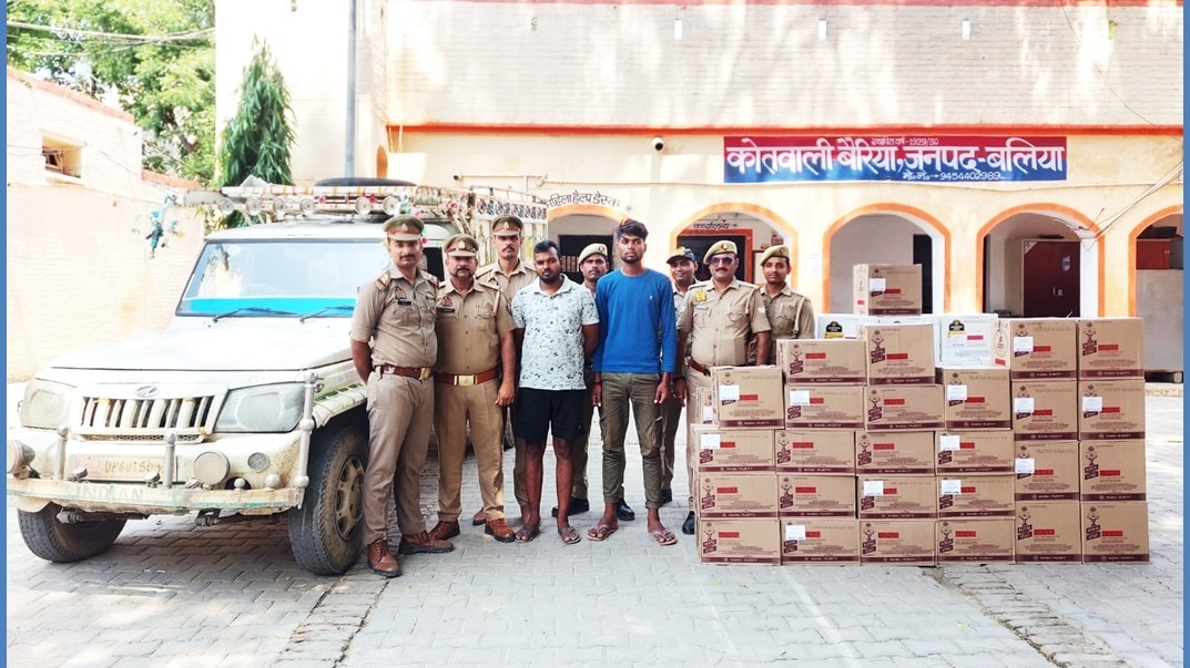 Ballia Police Crackdown: बलिया पुलिस का बड़ा एक्शन, बोलेरो पिकअप से 3.25 लाख की अंग्रेजी शराब जब्त, 2 तस्कर गिरफ्तार